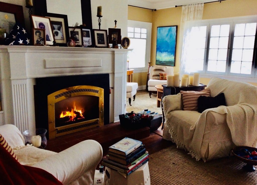 Before Photo Of Cluttered Living Room Of 3010 E 1St St, Long Beach, Ca Sold By Sue La Bounty